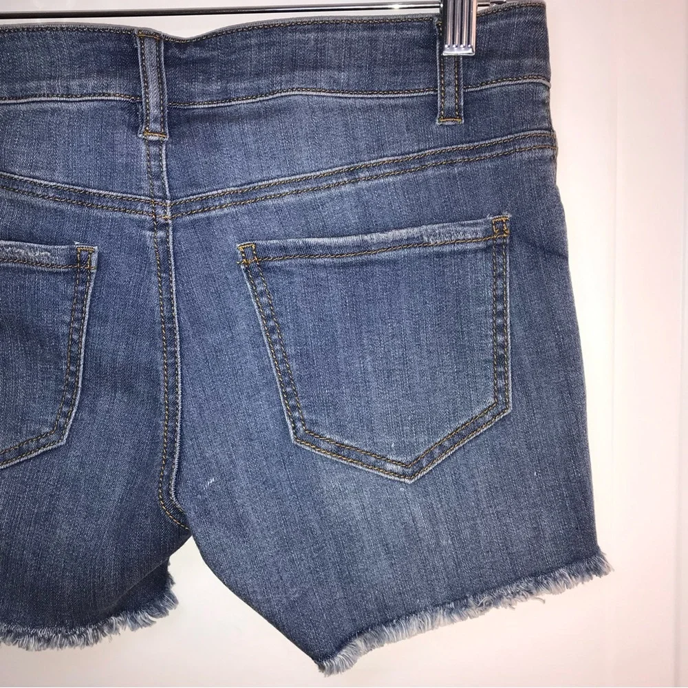 🔴 4/$15 Boutique Women’s S New distressed blue med wash denim raw hem shorts NWT - Picture 7 of 10